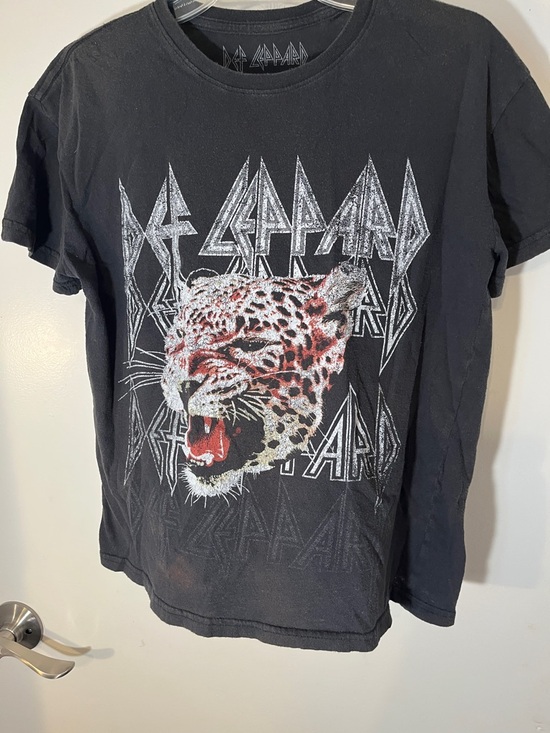 Def Leopard Tops - Def Leopard t-shirt, size medium, dark gray hundred percent cotton.